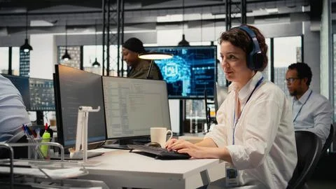 Developer listening music while working in AI startup Foto stock