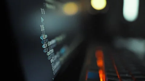 A developer observes AI-driven code generation on a computer screen as the a Vídeos de archivo 331312339