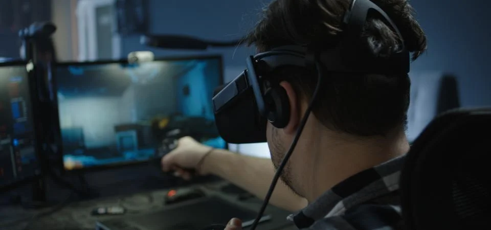 Developer playing a VR game or simulator Stockfoto's