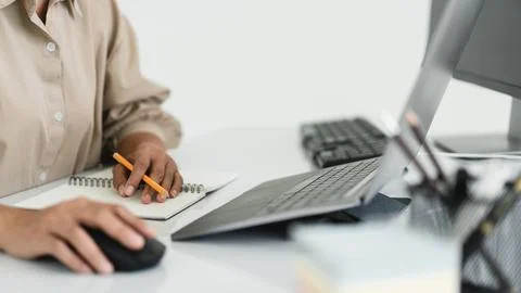 Developer programmer use mouse and checking code on laptop while programmin.. Foto stock