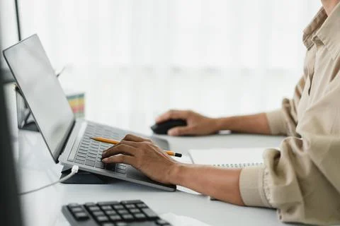 Developer programmer using mouse and typing code on laptop while programmin.. Foto stock