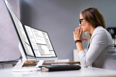 Developer Programmer Woman Coding Software Stockfoto's