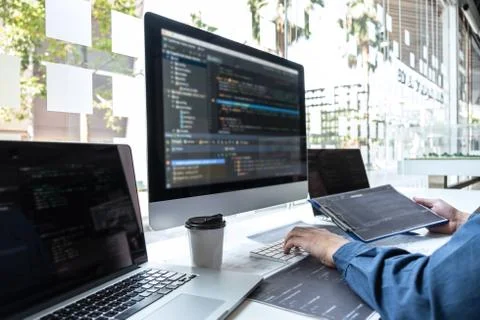 Developer programmer working on project in software development computer in I Stock-Fotos