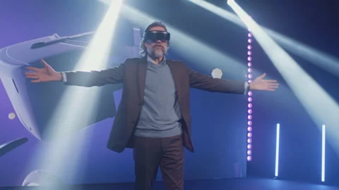 The developer showing virtual reality device Video stock 169713282