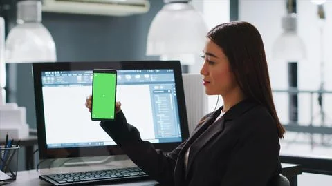 Developer shows mobile phone with greenscreen template Foto stock