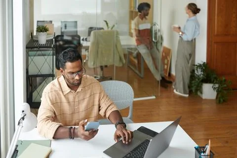 Developer Testing Mobile App Performance Foto stock