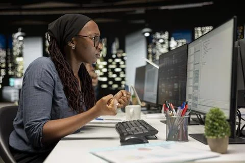 Developer utilizing AI LLM assistant on computer to optimize performance Foto stock