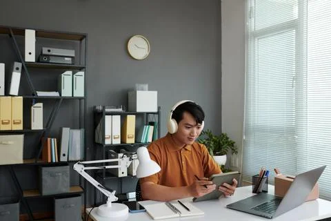 Developer Working on Tablet Computer Foto stock
