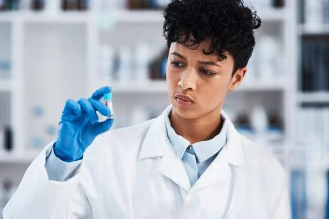 Developing a new cure is her main aim. a young scientist working with samples in Foto stock