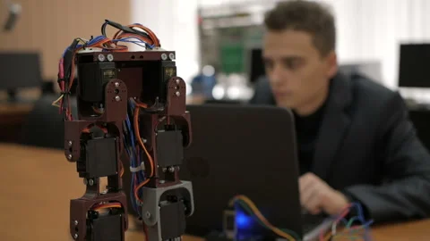 Developing a robot for young scientists. The legs of the robot. Robo technology. Stock-Footage 98747988