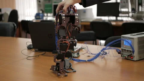 Developing a robot for young scientists. The legs of the robot. Robo technology. Stock-Footage 98748888