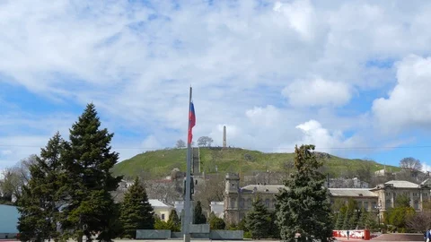 The developing Russian flag on the background of Mount Mithridates, Kerch. Video stock 123573472