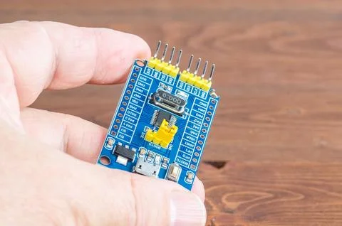 Development board STM and programmer in hand Foto stock