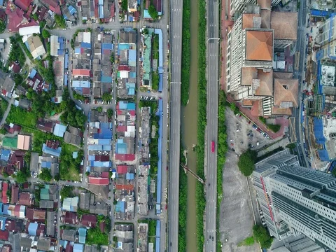 A development contrast can be seen  between old residential area and the city. Видео 80954834