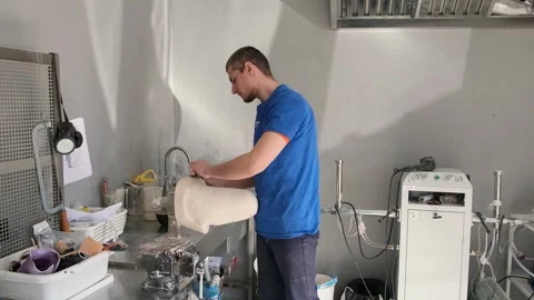 Development of a working, fixing mechanism for a new prosthesis in the workshop. Stockbeeldmateriaal 269367509