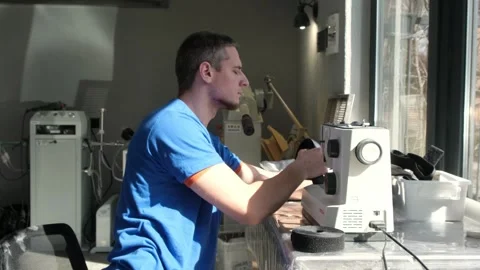 Development of a working, fixing mechanism for a new prosthesis in the workshop. Stockbeeldmateriaal 269374363