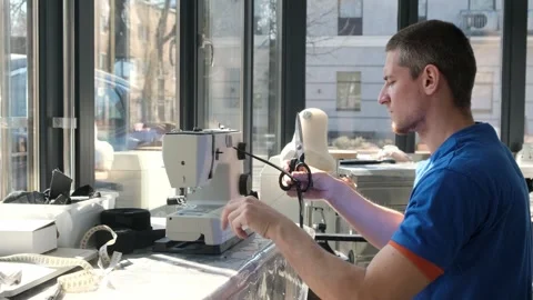 Development of a working, fixing mechanism for a new prosthesis in the workshop. Stockbeeldmateriaal 269376474