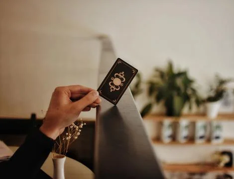 Deviant Moon Tarot Cards Spread in Hands Foto stock
