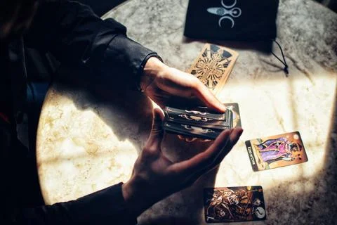 Deviant Moon Tarot Cards Spread in Hands Foto stock