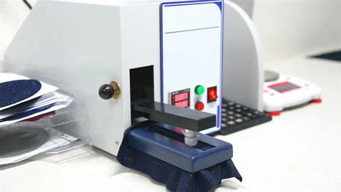 The device for determining the resistance of fabrics Vídeos de archivo 126831647