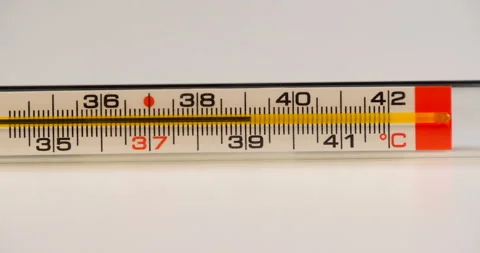 Device for determining the temperature of the thermometer Stock Footage 142406546
