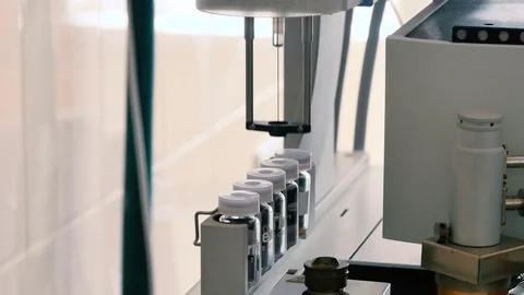 The device dials the solution of the jars. 스톡 동영상 70992113