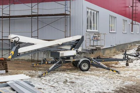 The device of the facade of the building using a platform for lifting workers Stock Photos