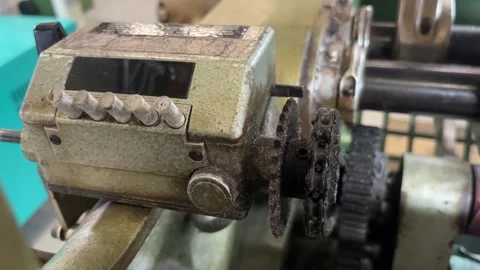 Device for measuring the amount of fabric produced by a knitting machine Video stock 328938379