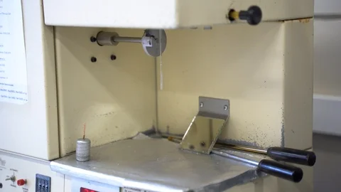 A device for measuring the viscosity of polypropylene in a chemical laboratory. Video stock 123434653