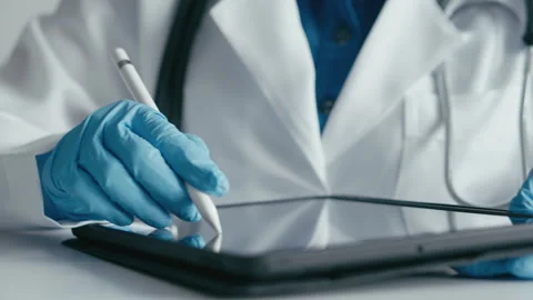 Device for medical information: The doctor develops a patient care plan using a 動画素材 252132764