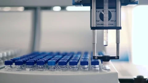 Device needle takes solution. 스톡 동영상 70990613