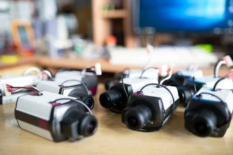 Device plastic cases with cables for TFT monitors on table Stock-Fotos