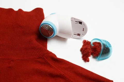 Device for removing lint from wool clothes. Golf with fuzz ball isolated on 库存照片