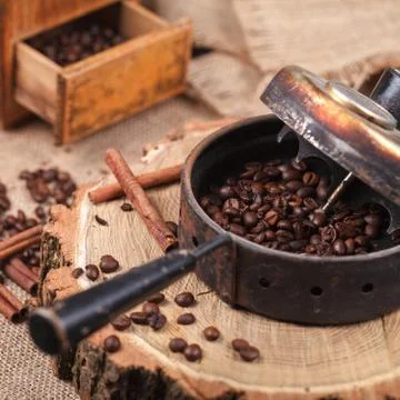 The device for roasting coffee beans, an old hand grinder. 库存照片