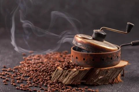 The device for roasting coffee beans, an old hand grinder. Foto stock