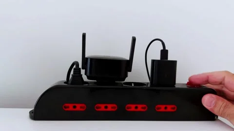 Devices Docked in Sync: Quiet Power from a Sleek Charging Hub Vidéo 312377558