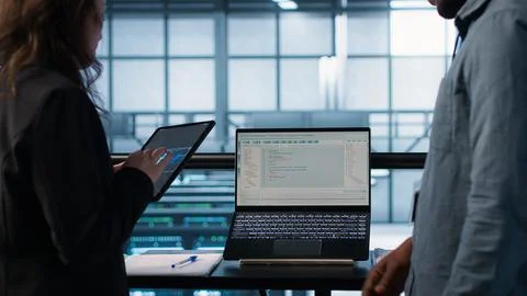 Devices used by artificial intelligence IT experts in server farm Foto stock