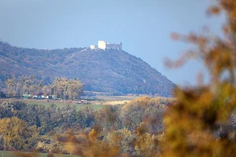 Devicky castle ruin seen from Mikulov town, Palava Foto stock