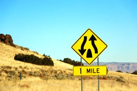 Devided highway begins sgin in Route 66 in state of Nevada, with weeds and ro Foto stock