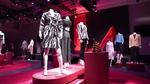 'The Devil Wears Prada 2' wardrobe displayed in New York for charity auction, Nu Vidéo 344990344