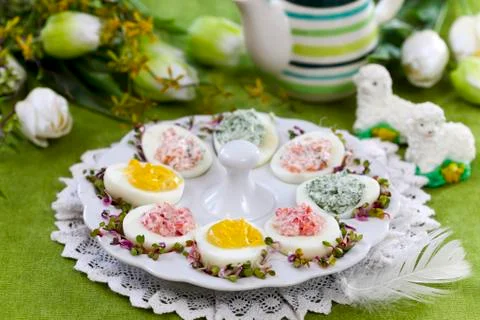 Devilled eggs on a serving platter for Easter 스톡 사진