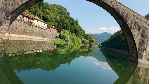 Devil's Bridge Circular Reflection on Calm Serchio River, Drone Rotation Vídeo Stock 345780478