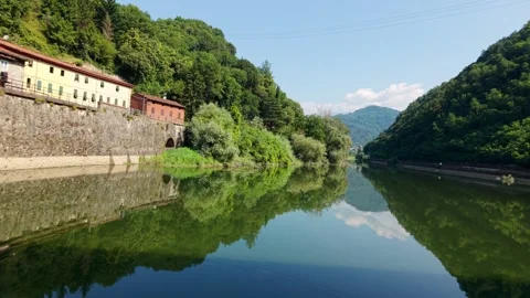 Devil's Bridge Stone Arch Forming Perfect Circle Over Calm Serchio Water Vídeo Stock 345780467