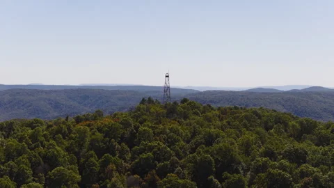 Devils Knob Fire Lookout Tower Above Dense Green Forest Surrounded By Mountains Stockbeeldmateriaal 328071404
