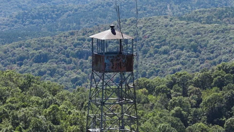 Devil's Knob Fire Tower Structure, Ozark National Forest In Arkansas - Drone Stockbeeldmateriaal 328071461