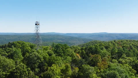 Devils Knob Lookout And Dense Arkansas Forest At Daytime - Drone Forward Stockbeeldmateriaal 328071288