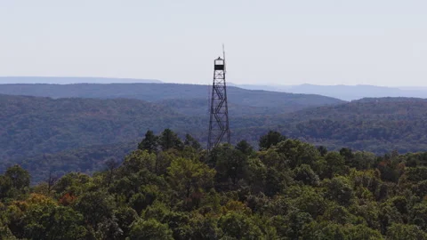 Devils Knob Lookout Tower Above Dense Green Forest On Mountain In Arkansas Stockbeeldmateriaal 328071336