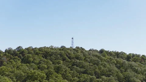 Devils Knob Lookout Tower And Forest Landscape In Arkansas, USA - Drone Pullback Stockbeeldmateriaal 328071189