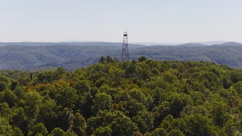 Devil's Knob Lookout Tower And Dense Forests In Ozark National Forest, Arkansas Stockbeeldmateriaal 328071399