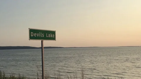 Devils Lake Sign at Sunset 動画素材 78518267